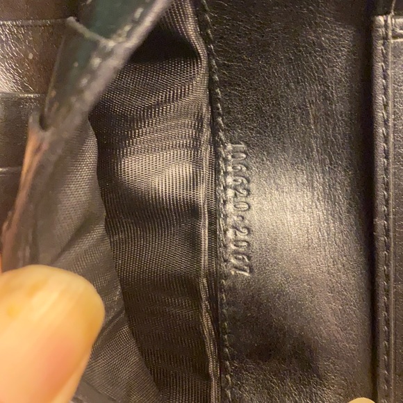 Gucci Handbags - Gucci authentic bifold wallet